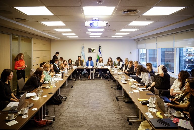 Géneras y CAF convocaron a una mesa de diálogo multisectorial sobre inteligencia artificial, trabajo y género en Argentina